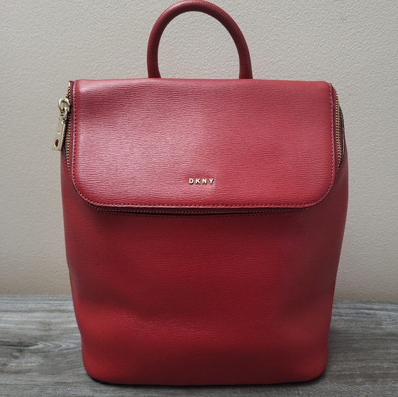dkny bryant leather top zip backpack Bag in Caramel R12KLC36  The solid material composition ensures resilience against everyday wear while maintaining a professional appearance DKNY Bryant Red Leather Top